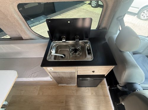 Renault traffic bus camper professionally converted pop-top air conditioning cruise control 2 berths awning Thule photo: 12