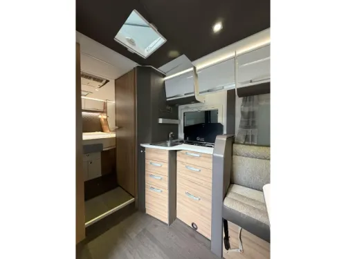Adria Matrix 670 DC QUEENSBED + HEFBED + AIRC  foto: 11