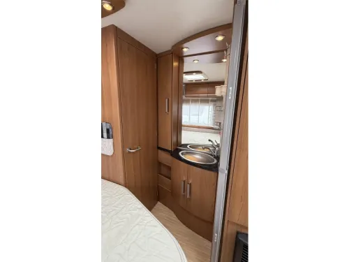 LMC Musica 470 D French bed dinette toilet photo: 11