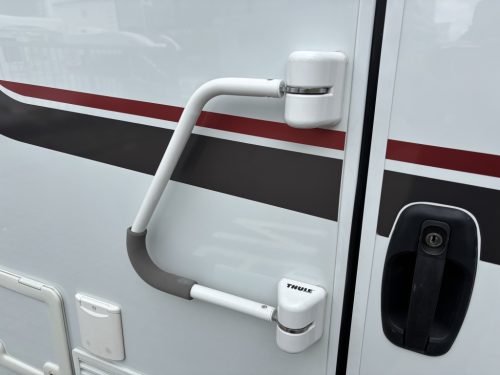 LMC Explorer SportLine 745 con cama de matrimonio y techo elevable, 2 paneles solares foto: 3