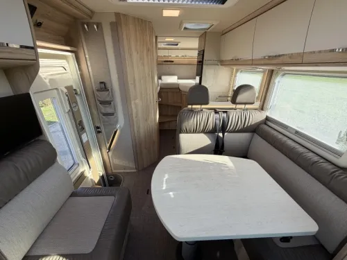 Eura Mobil Profila T 695 EB Wintervast, Lengtebedden  foto: 3
