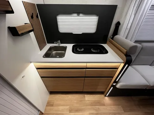 Pilote P 690 D Motorhome, Central pop-up bed photo: 8