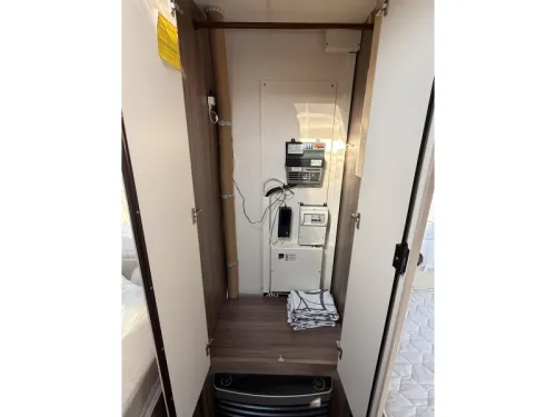 Hobby De luxe Easy 400 SF transverse bed dinette toilet photo: 5