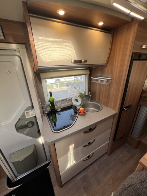Weinsberg CaraCompact 600 MEG ENKELE BEDDEN BEARLOCK MAXFANN Foto: 5