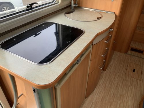 Hymer B 674 SL 2.3 M. 130 PK Vollintegriert, 4 Schlafpl&auml;tze 4 Gurte, Einzelbetten, Hubbett, Motor-Klimaanlage, Bj.2008 Ihr Wohnmobil-Verkaufsvermittler Marum Camper Zentrum on the road Foto: 16