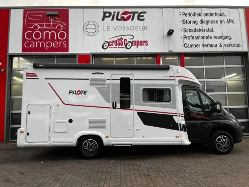 Pilote P 690 D Motorhome, Central pop-up bed photo: 3