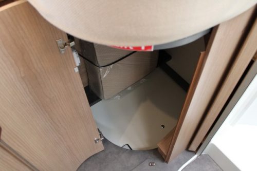 Robust AUTOMATIC 180 hp Malibu I 490 LE by Carthago lift-and single length beds (124 photo: 53