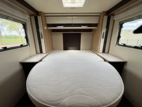 McLouis MC4 281 Queen-bed and drop-down bed photo: 9