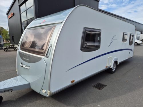 B&uuml;rstner 525 TS Belcanto Queens bed small awning photo: 3