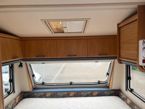 Hobby De Luxe 400 SF | Awning | Bike rack | Mover Semi Automatic | Fixed bed | Dinette (Train seat) | Tempo 100 | Shock absorbers photo: 17