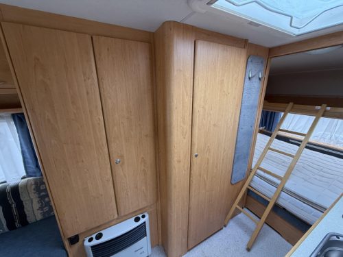 Knaus Blue Line 450 TK CAMA LITERA CAMA FIJA ASIENTO EN U foto: 4