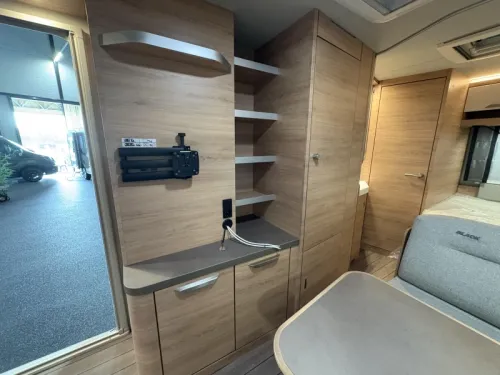 Knaus Sudwind Black Selection 500 PF kitchen at the front / French bed  photo: 10
