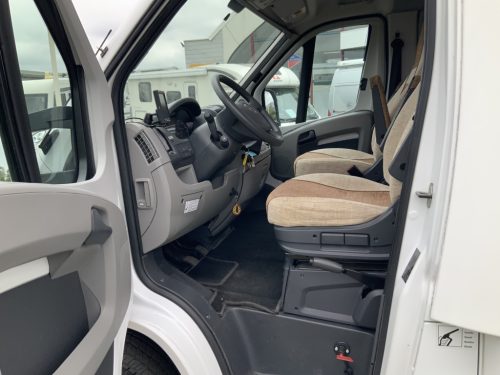 B&uuml;rstner Nexxo 569 Semi-integrated, Train seat, French bed, two swivel chairs, small camper, Year 2010 Camper centrum on the road photo: 16