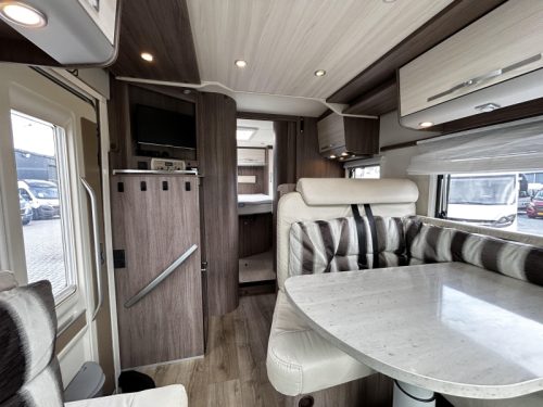 B&uuml;rstner Ixeo IT 700 Queenbed/pop-top roof/39,000km photo: 6