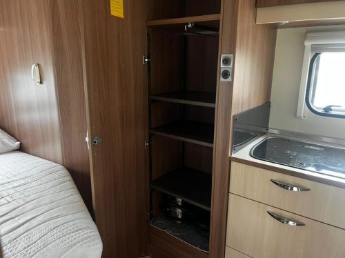 B&uuml;rstner New Coupling | French Bed | 4 Pers | Off Grid | Electric Lift Bed photo: 19