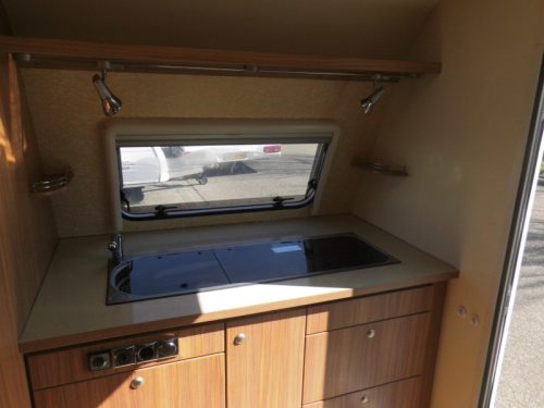 B&uuml;rstner Averso Plus 410 TS Pop-top roof!! photo: 3