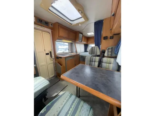 Hymer B 674 Lit fixe Lit escamotable photo : 7