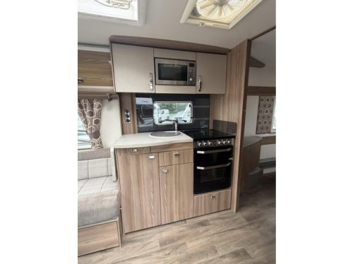 Swift Elite 645 Levelling system Mover Awning Solar panel Oven photo: 10
