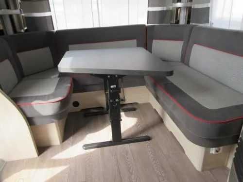 Hobby De Luxe 495 UL MIT FESTEN MARKISEN UND RANGIERHILFE  Foto: 16