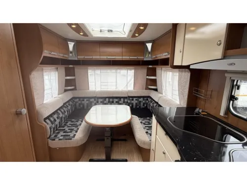 LMC Musica 470 D French bed dinette toilet photo: 1