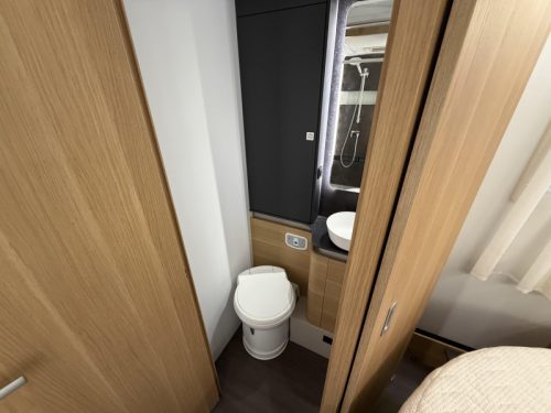 Adria Coral Plus 650 DC Queensbett / Automatik Foto: 13