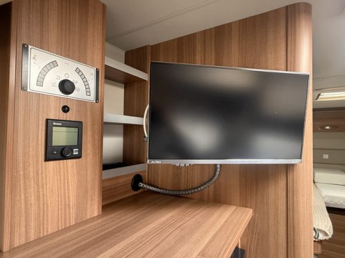 Weinsberg CaraSuite Edition IC-line 700 MEG 140 PS Euro 6 L&auml;ngsbetten+Hubbett elktr Sch&uuml;ssel TV Garage Fahrradtr&auml;ger Markise Fliegengitter T&uuml;r Kamera Foto: 14
