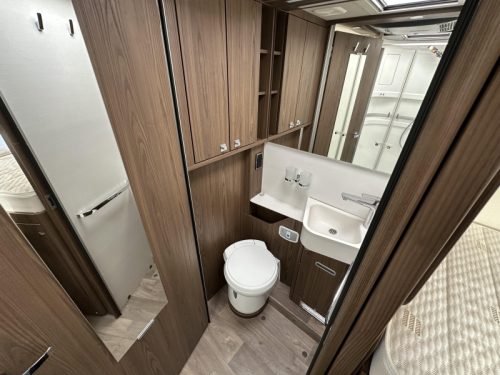 Hymer BML-I 780 OVERHEAD CUPBOARDS INSTEAD OF LIFT BED! photo: 15