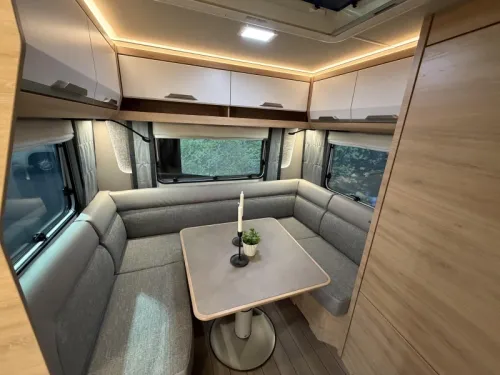 Knaus Sudwind Black Selection 500 EU Einzelbetten / Rundsitzgruppe Foto: 3