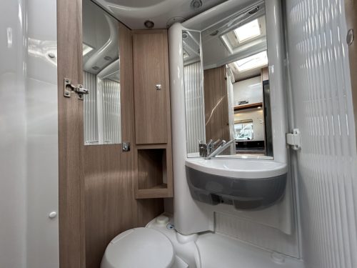 Laika Kosmo 209 single beds + pop-top roof  photo: 18