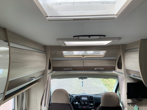 Laika Exclusieve Ecovip AUTOMATIC, 2.3 Multijet 150 HP, Semi-integrated, Queen bed, Half-dinette, Swivel seats Motorhome centre on the road photo: 11