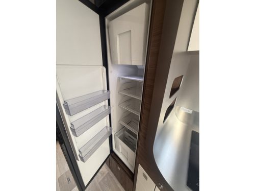 Eriba T 820 (TOURING 820) full options EP level systeem lengte bedden XT mover Truma zonnepanelen 2x dakairco Dometic elktr schotel foto: 12