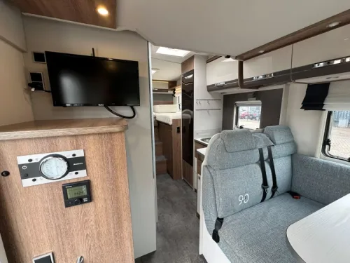 Dethleffs Trend 6717 165 HP length bed photo: 9