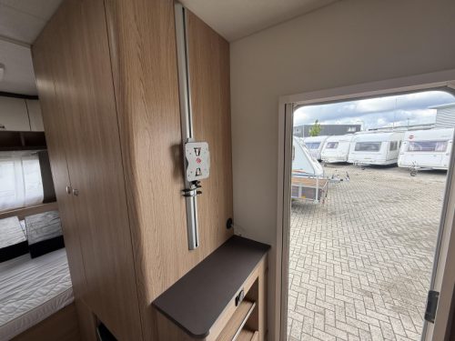 B&uuml;rstner Averso Plus 500 TS AWNING/POP-TOP ROOF/6-PERSON photo: 6