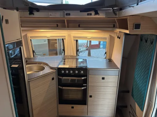 Eriba Touring 620 Harbour Blue Pop-top roof  photo: 4