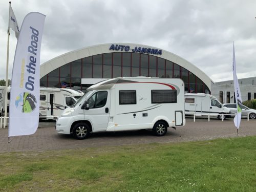 B&uuml;rstner Nexxo 569 Semi-integrated, Train seat, French bed, two swivel chairs, small camper, Year 2010 Camper centrum on the road photo: 4