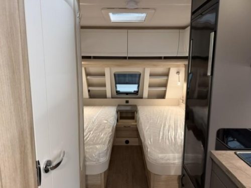 Hobby De Luxe 495 UL 1800 kg/ Bed extension photo: 6
