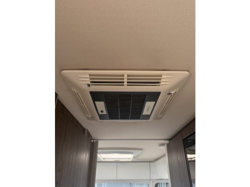 Eriba T 820 (TOURING 820) full options EP level systeem lits jumeaux XT mover Truma panneaux solaires 2x climatisation de toit Dometic parabole &eacute;lectrique photo : 17