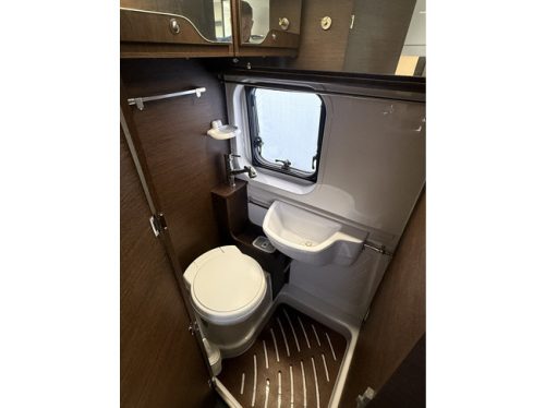 Karmann davis 620 9 speed automatic van conversion 141 hp euro 6 single beds awning flyscreen door swivelling bike rack solar panel photo: 17
