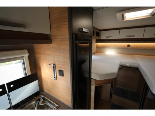Weinsberg CaraSuite 650 MEG Single beds & pop-top roof photo: 11