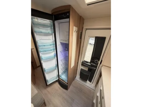 Hobby De Luxe 400 SFE Incl. Mover and Awning  photo: 21