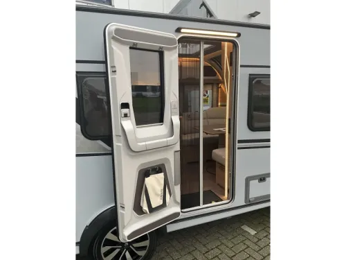 Knaus Sudwind Black Selection 540 UE ENKELE BEDDEN-XL KOELKAST Foto: 1