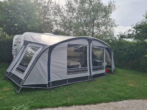 Hobby Excellent 490 KMF Unico avanc&eacute; y toldo foto: 18