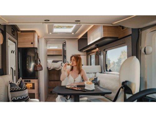 Hymer B-MC I 680 OVERHEAD CABINETS INSTEAD OF PULL-DOWN BED! photo: 16