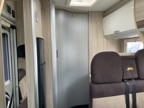 Laika Exclusieve Ecovip AUTOMATIC, 2.3 Multijet 150 HP, Semi-integrated, Queen bed, Half-dinette, Swivel seats Motorhome centre on the road photo: 6