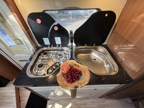 LMC Comfort T LITS JUMEAUX + BANQUETTE RONDE CLIM DE TOIT 150CV 6.99M photo : 7