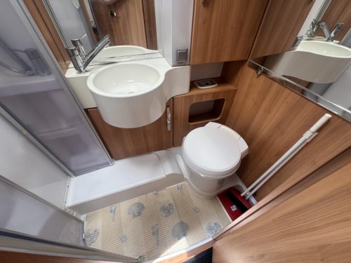 Hymer Exclusive Line 614 CL fixed bed photo: 10