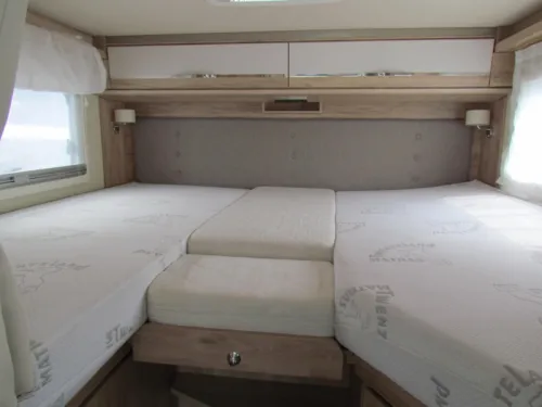 Eura Mobil Profila RS 695 EB L&auml;ngsbett, Hubbett, Automatik Foto: 2