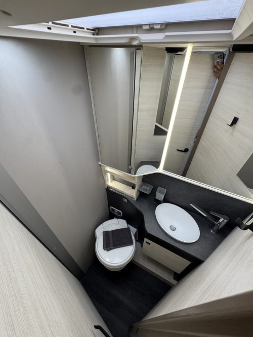 Chausson Titanium 788 QUEEN BED+POP-TOP ROOF+F2F AUTOMATIC EURO6 photo: 8
