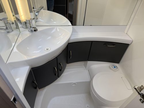 Hobby De Luxe Edition 495 UL 2 SINGLE BEDS MOVER AWNING TOP photo: 17