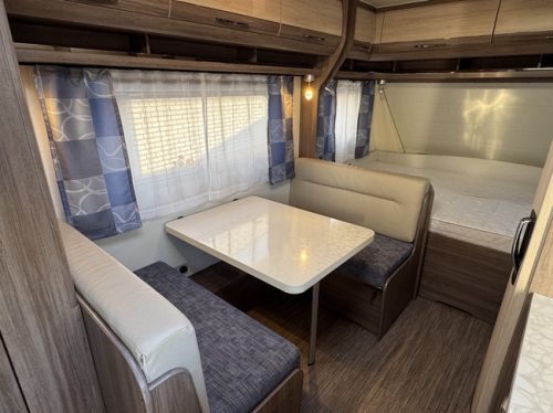 Hobby De Luxe 490 KMF mit STAPELBETT **6 Schlafpl&auml;tze/Rangierhilfe/1. Besitzer//Alufelgen schwarz/2x Solarpanel/Autark/Gepflegter Wohnwagen Foto: 14